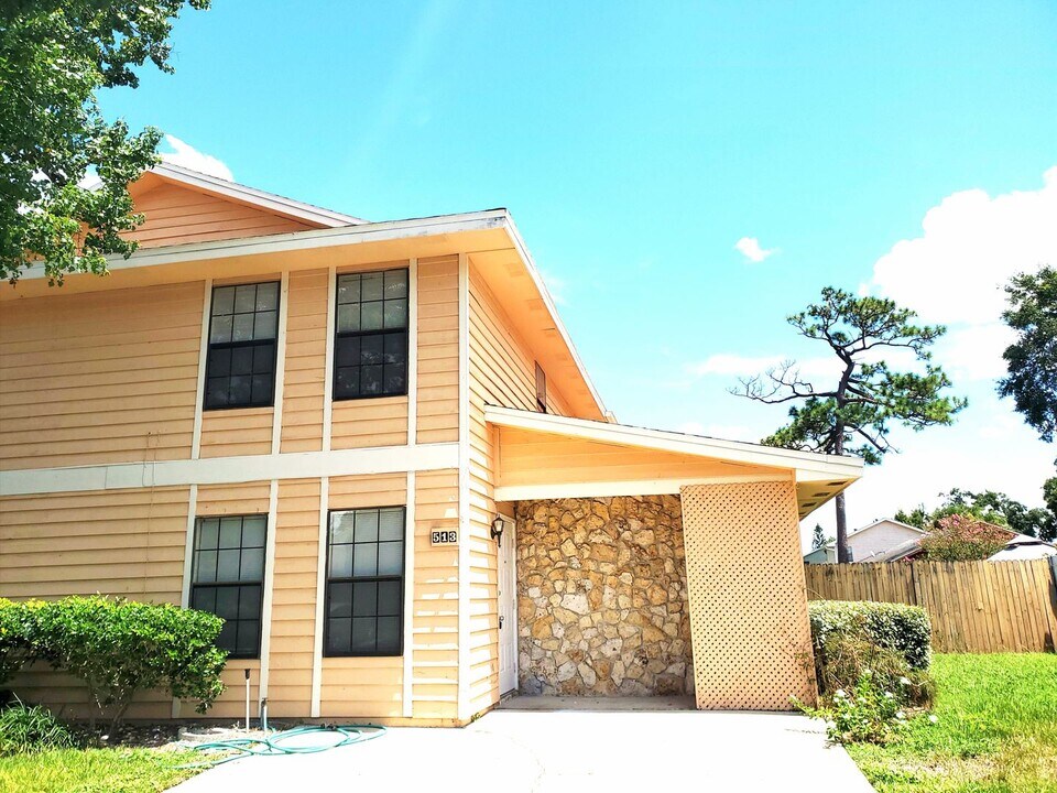Wow! 2 bedroom, 2.5 bath, two story townho in Altamonte Springs, FL - Building Photo