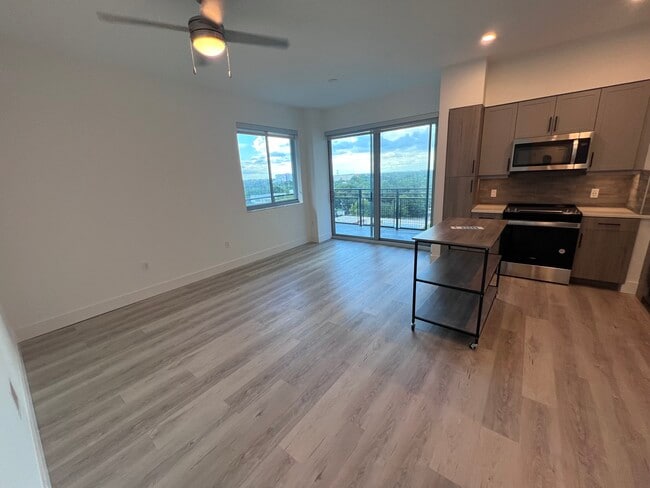 175 NW 31st St, Unit C2 in Miami, FL - Building Photo - Building Photo