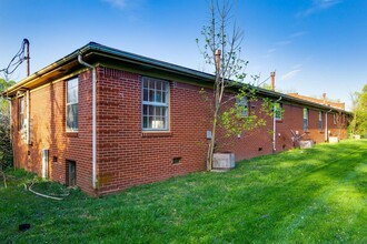 102 Anchor Ave in La Grange, KY - Building Photo - Building Photo