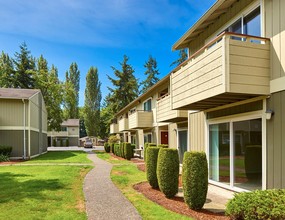 Crystal Bay Apartment Homes in Des Moines, WA - Building Photo - Building Photo