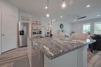 10405 Hadley Pk Trl in Houston, TX - Foto de edificio - Building Photo