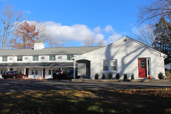 Pleasant Hill Apartments in Amherst, MA - Building Photo - Building Photo