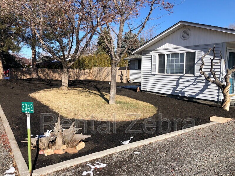 2042 NW 11th St in Redmond, OR - Building Photo