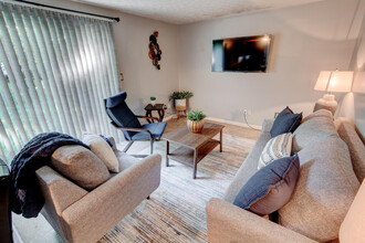 2121 Rouark Cir-Unit -BEDROOM 2B in Indianapolis, IN - Building Photo - Building Photo