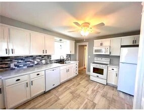 348 Market St in Warren, RI - Building Photo - Building Photo