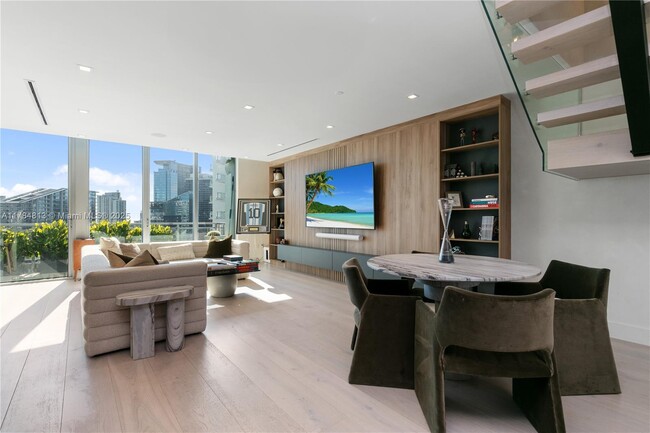 90 SW 3rd St in Miami, FL - Building Photo - Building Photo