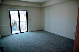 8118 NW 42nd St in Doral, FL - Building Photo - Building Photo