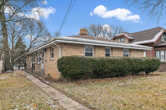 1912 E State St-Unit -1914 in Rockford, IL - Building Photo - Building Photo