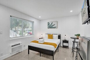 906 N Riverside Dr in Pompano Beach, FL - Building Photo