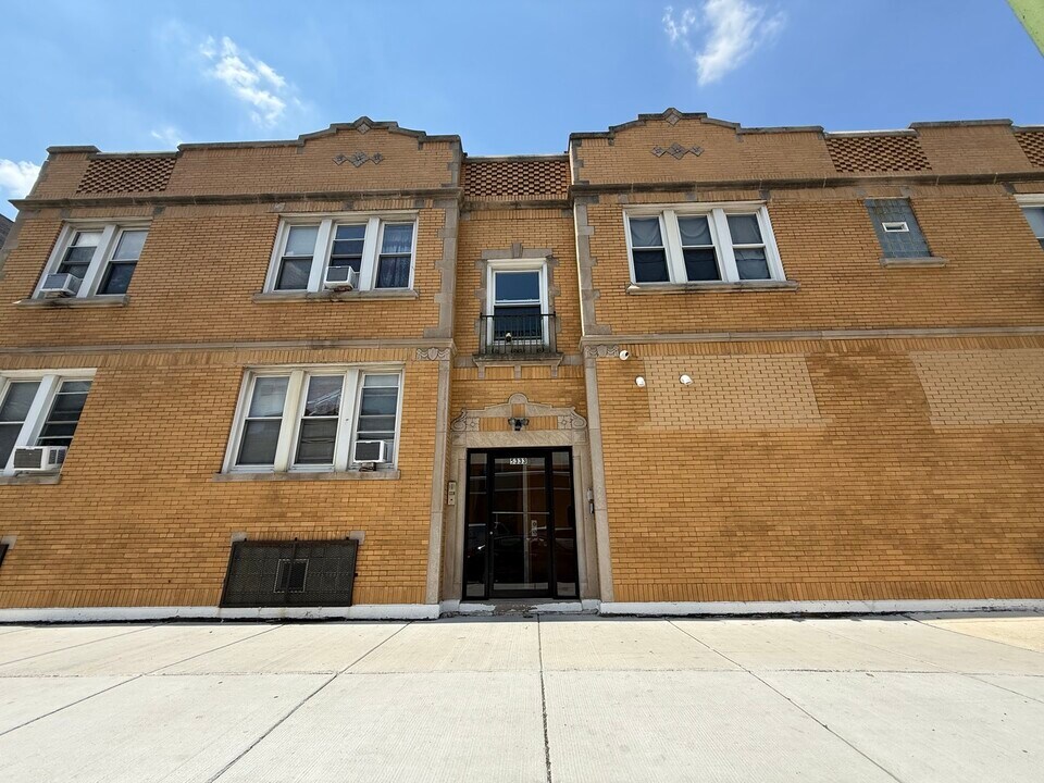 5333 W Fullerton Ave in Chicago, IL - Building Photo