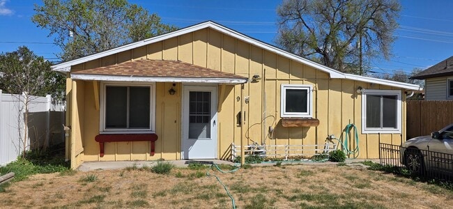 property at 906 E 5th St