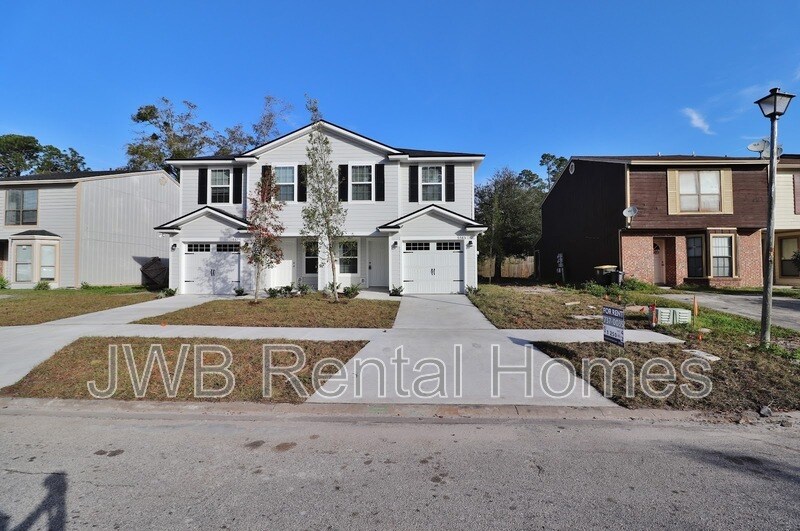 5569 Cabot Dr N in Jacksonville, FL - Building Photo