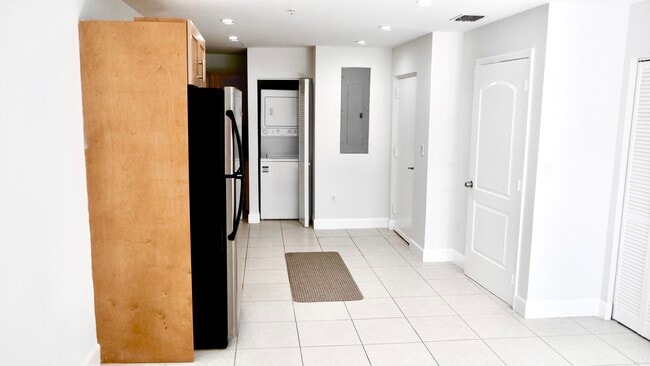 945 Michigan Ave, Unit 1 in Miami Beach, FL - Building Photo - Building Photo