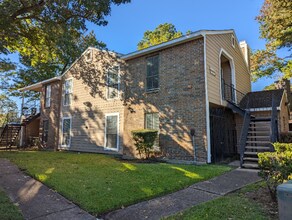 7200 T C Jester Blvd, Unit 204 in Houston, TX - Foto de edificio - Building Photo