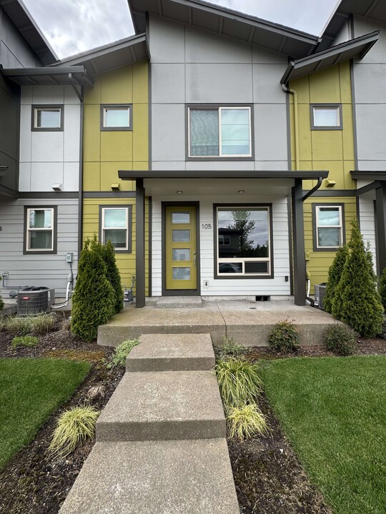 105 SW Lancaster Ct in Troutdale, OR - Building Photo