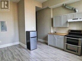 490 Queen St W in Toronto, ON - Building Photo