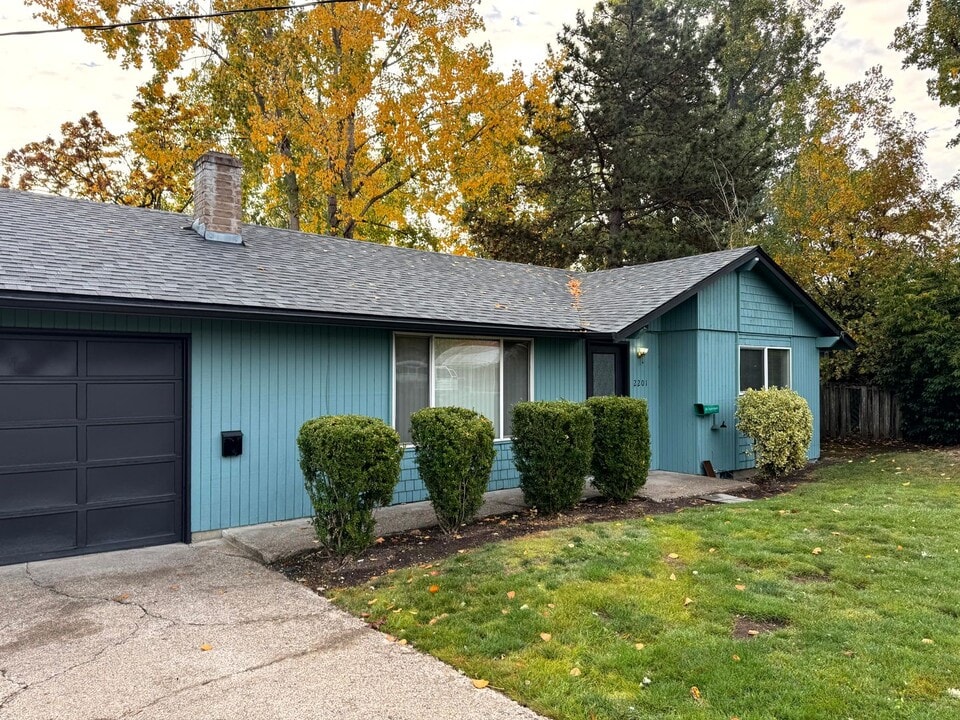 2201 Pierce St in Eugene, OR - Building Photo