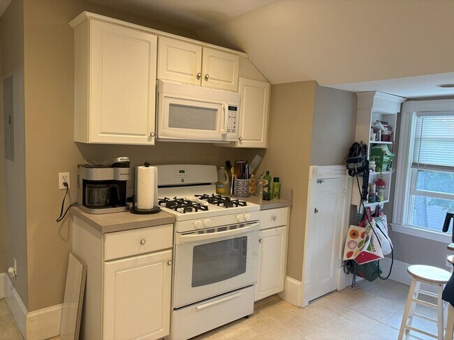 392 Reedsdale Rd in Milton, MA - Building Photo - Building Photo