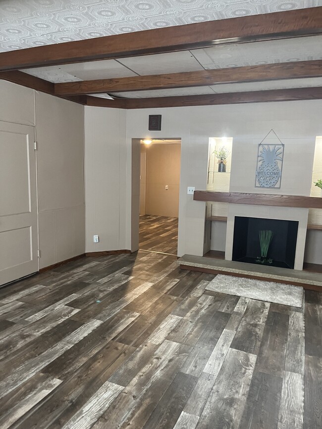 402 S Memorial Dr, Unit 3 Built in Bookcases in Appleton, WI - Building Photo - Building Photo