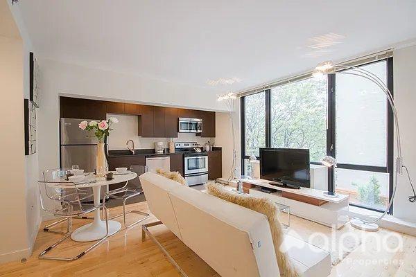 property at 1595 Lexington Ave