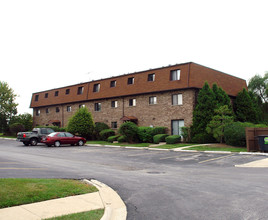 Brandon Grove in Palatine, IL - Building Photo - Building Photo