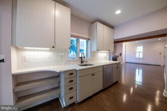 35 Delaware Ave in Lambertville, NJ - Building Photo - Building Photo