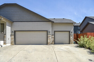 1043 S 54th St in Springfield, OR - Building Photo - Building Photo