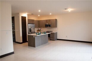 15962 NW 91st Ct in Miami Lakes, FL - Building Photo