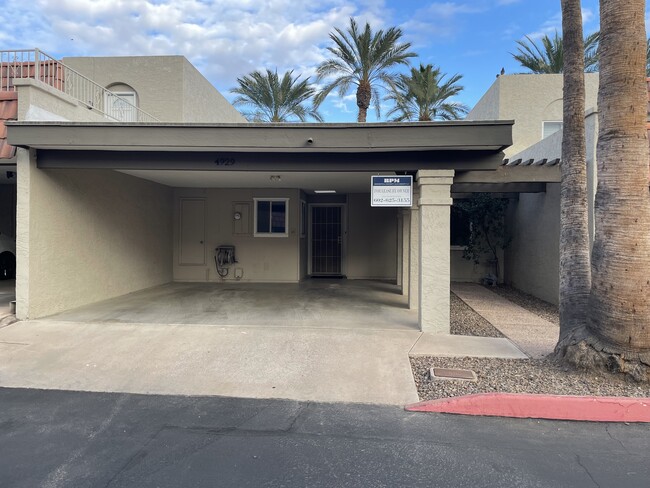 4929 N 42nd Way in Phoenix, AZ - Foto de edificio - Building Photo