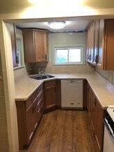 11 Crescent Sq, Unit #3 in Newton, MA - Foto de edificio - Building Photo