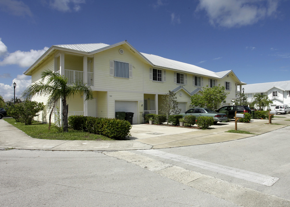 Hamilton Place in Florida City, FL - Building Photo