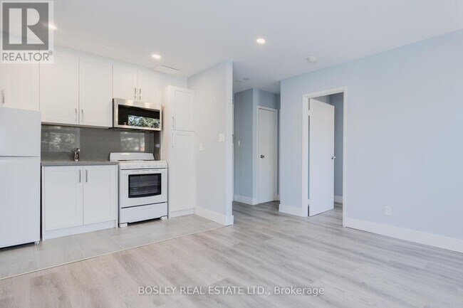 856 Kingston Rd in Toronto, ON - Building Photo - Building Photo