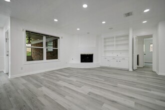 9807 Braewick Dr in Houston, TX - Building Photo - Building Photo