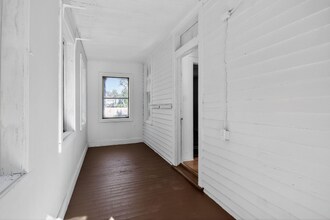 313 N Washington St in Mount Pulaski, IL - Foto de edificio - Building Photo