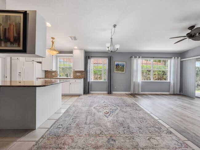 5712 Drummond Way in Naples, FL - Building Photo - Building Photo