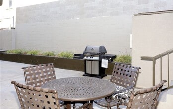 Crenshaw Townhouse in Los Angeles, CA - Foto de edificio - Building Photo