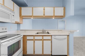 6490 Aragon Way in Ft. Myers, FL - Foto de edificio - Building Photo