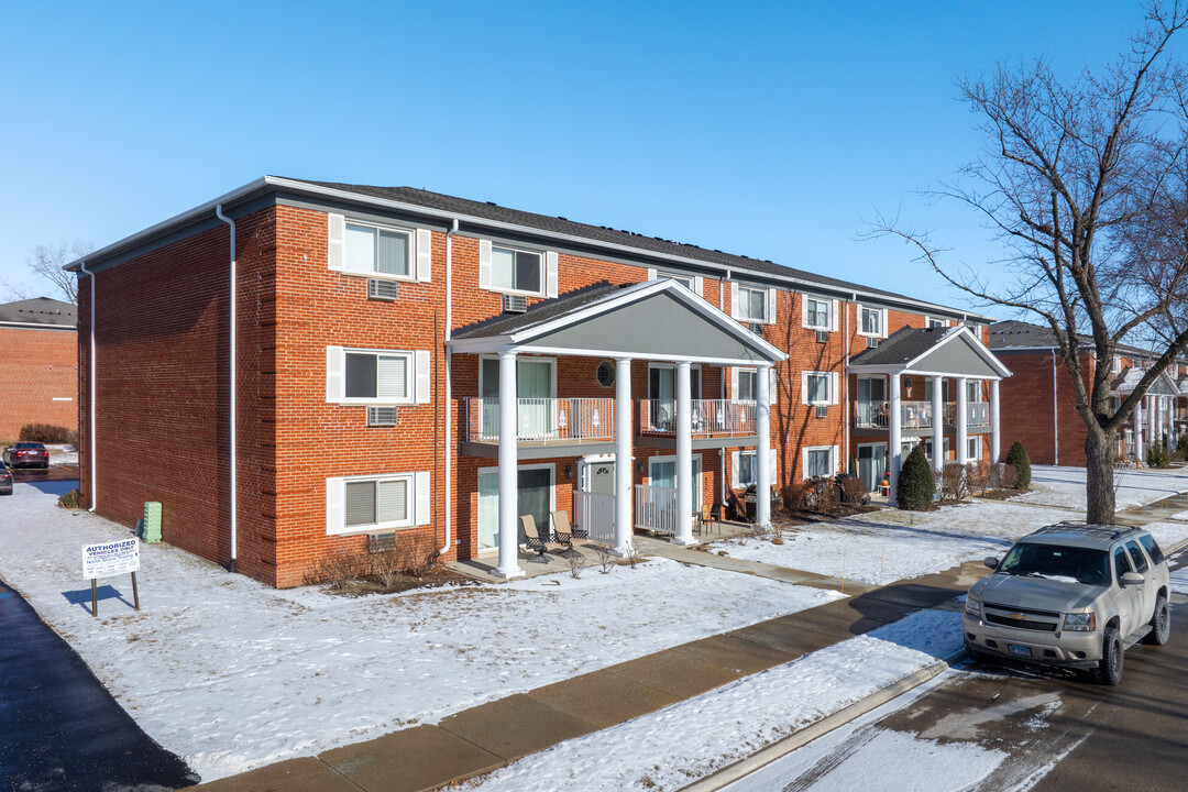 Village Of Arlington Heights in Arlington Heights, IL - Building Photo