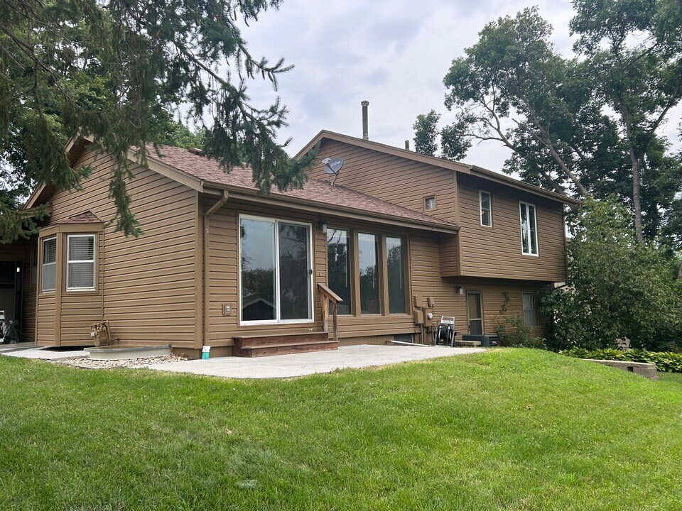 1607 S 136th St in Omaha, NE - Foto de edificio