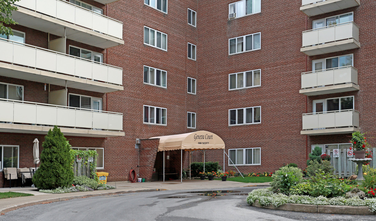 Geneva Court in St Catharines, ON - Building Photo