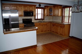 44 Scoles Ave, Unit 2 in Clifton, NJ - Foto de edificio - Building Photo