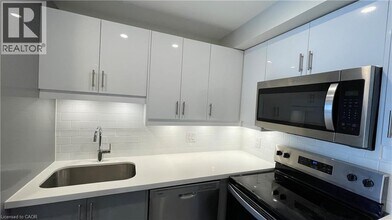 700 Lawrence Rd in Hamilton, ON - Building Photo - Building Photo