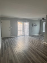 8757 Owensmouth Ave in Los Angeles, CA - Foto de edificio - Building Photo