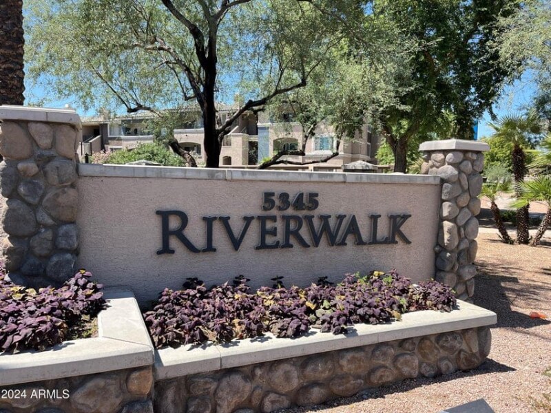 5345 E Van Buren St in Phoenix, AZ - Building Photo