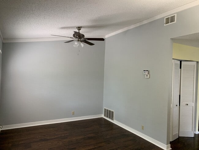 4949 Hamilton Wolfe in San Antonio, TX - Building Photo - Building Photo