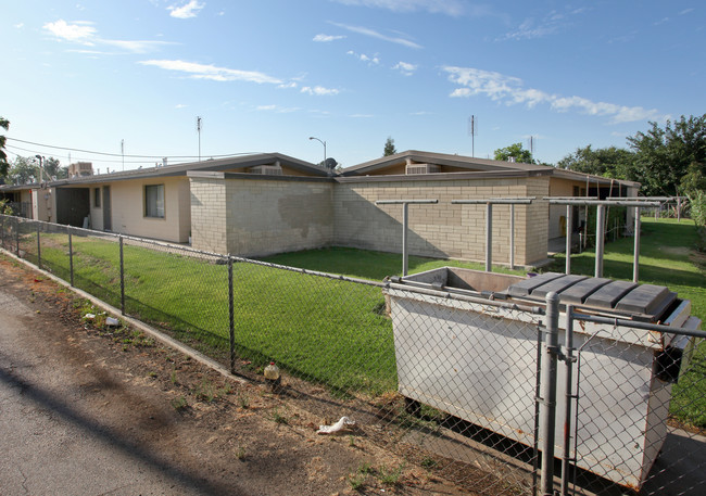 1135 E Park Way in Dinuba, CA - Building Photo - Building Photo