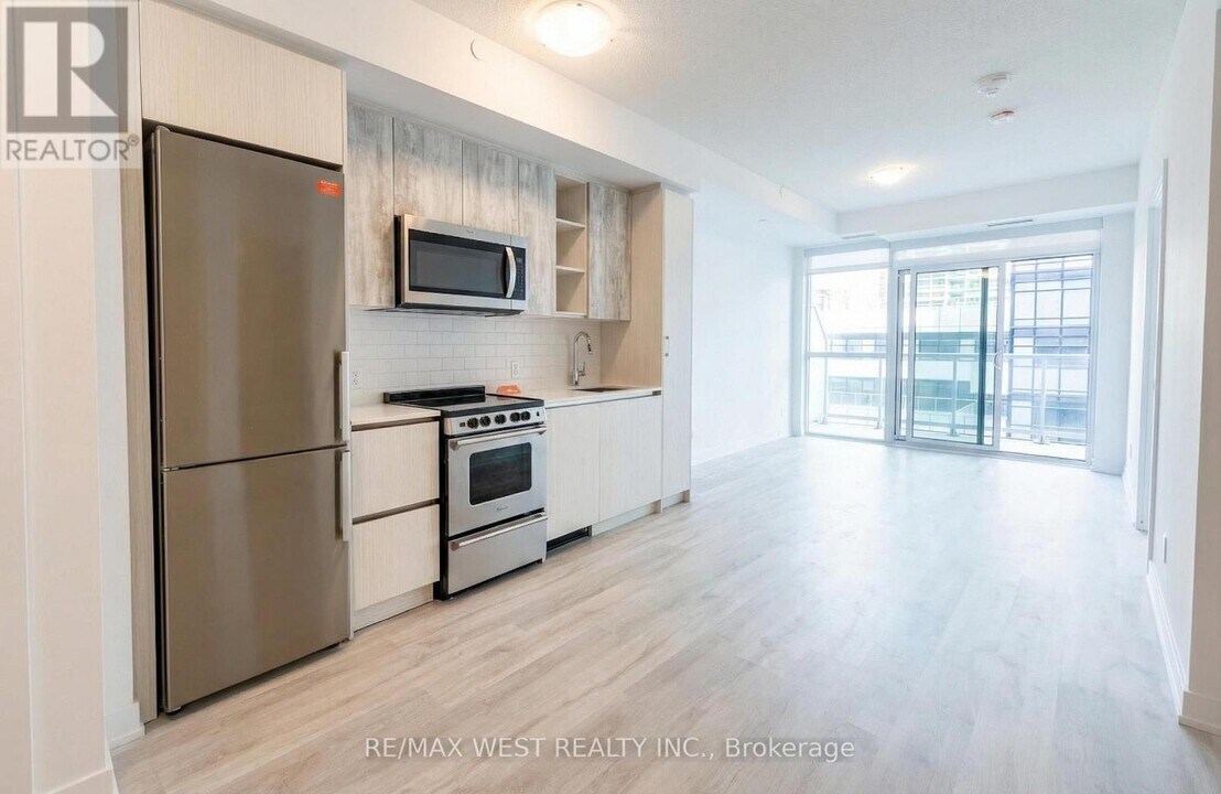 251 Manitoba St in Toronto, ON - Building Photo