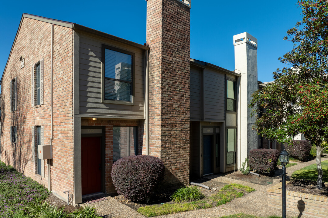 River Oaks Place Condominiums in Houston, TX - Building Photo