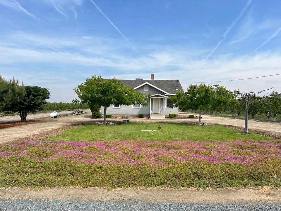 6108 Ave 426 in Dinuba, CA - Building Photo