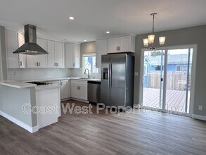 1027 Law St in San Diego, CA - Building Photo - Building Photo